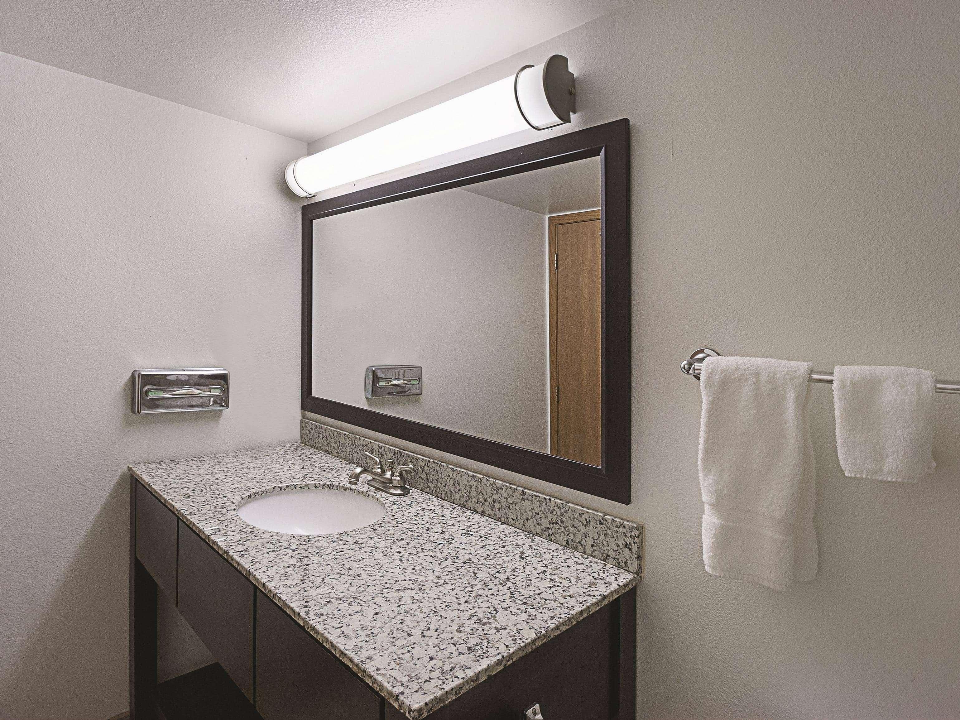 La Quinta By Wyndham Woodburn Hotel Bagian luar foto
