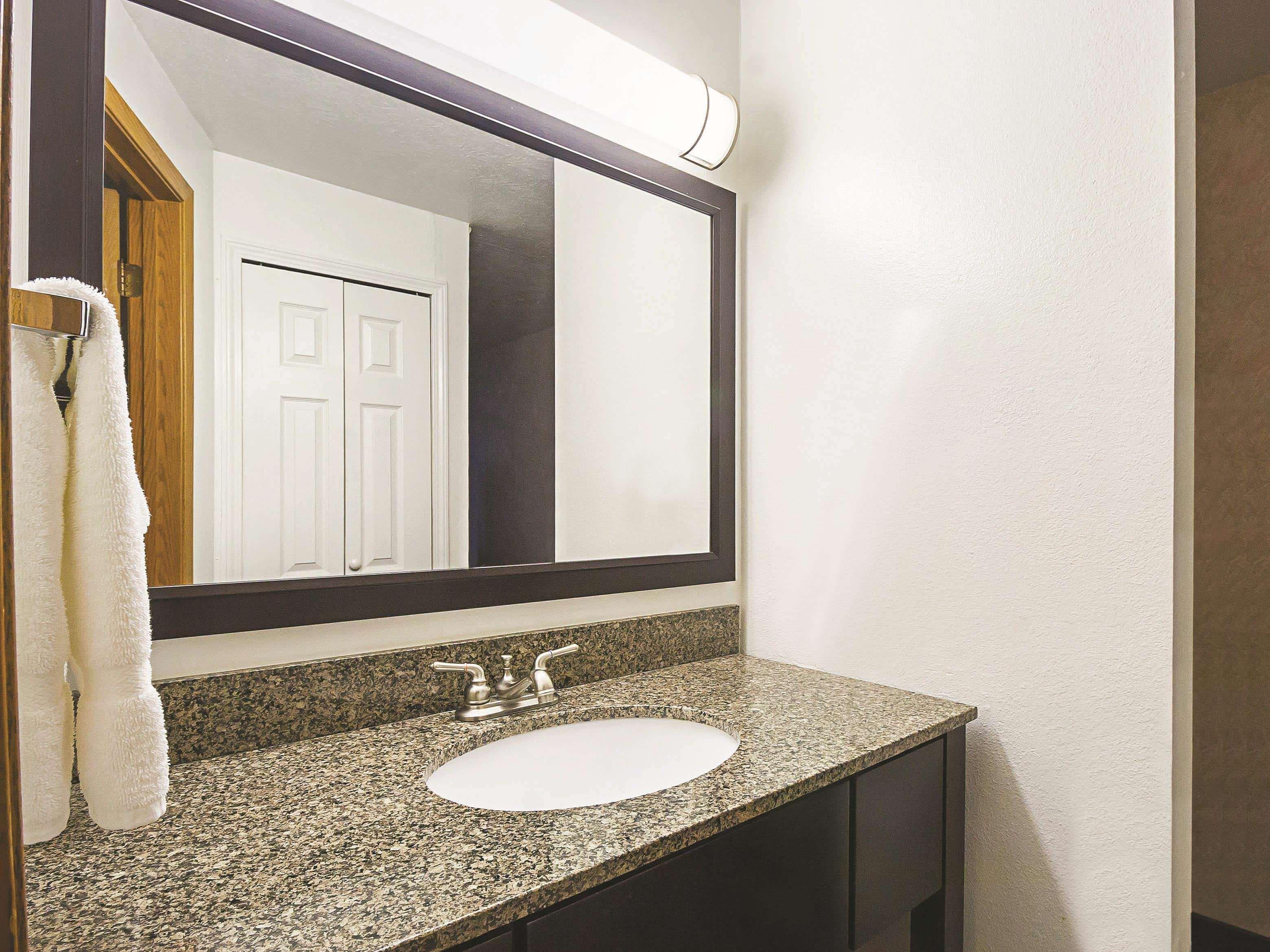 La Quinta By Wyndham Woodburn Hotel Bagian luar foto