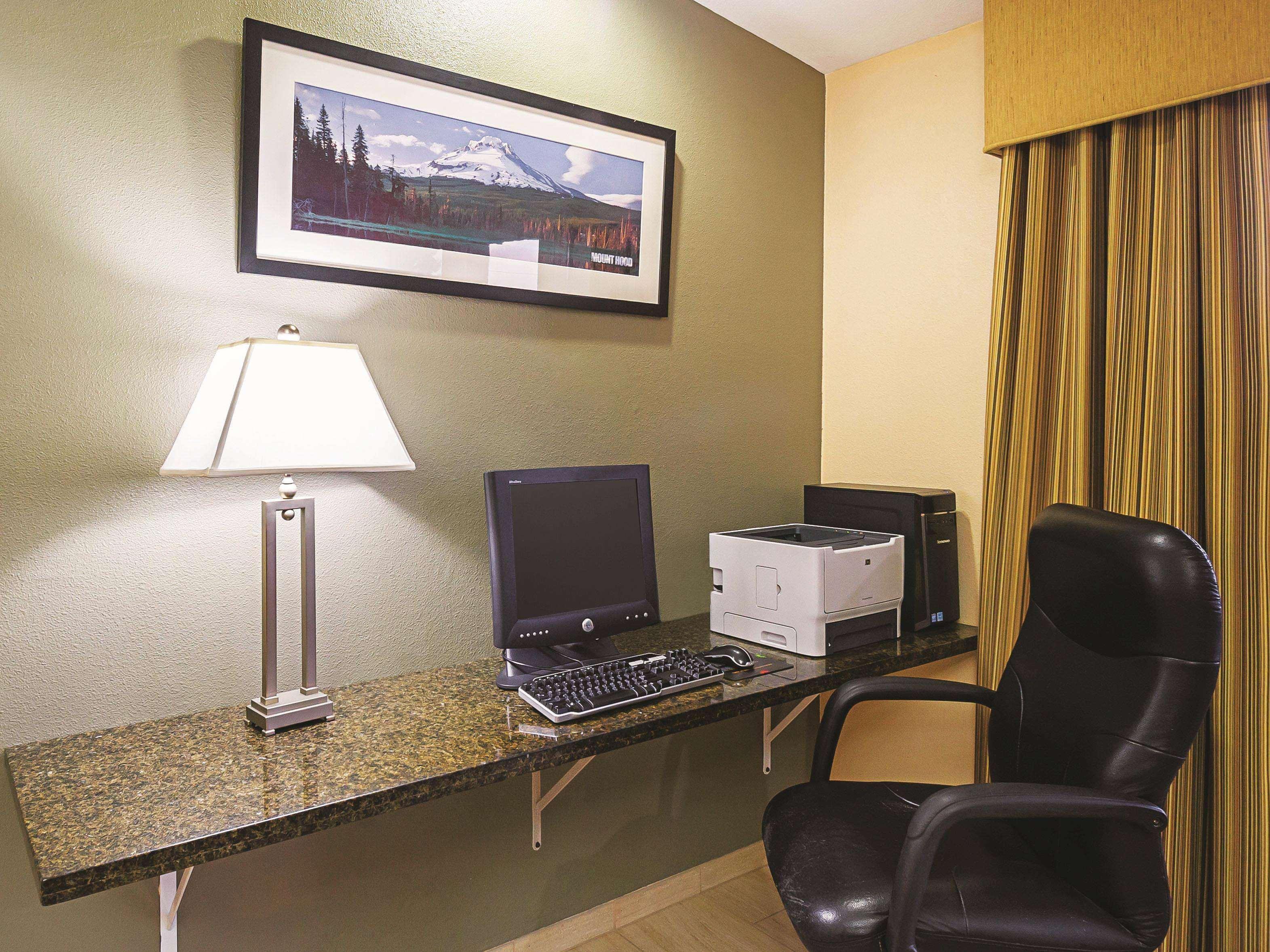 La Quinta By Wyndham Woodburn Hotel Bagian luar foto