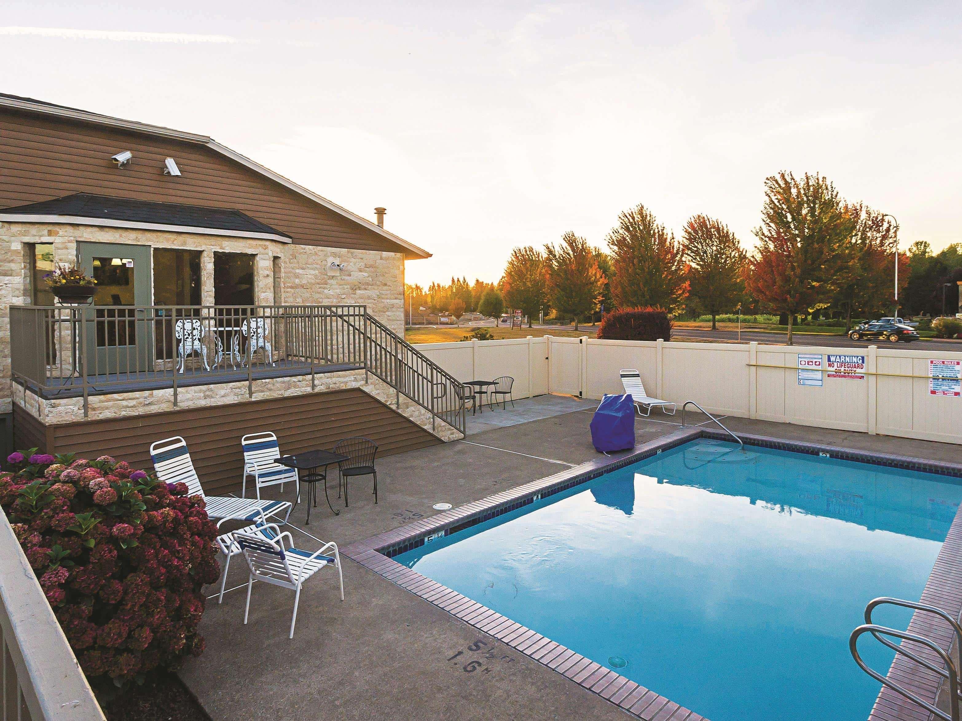 La Quinta By Wyndham Woodburn Hotel Bagian luar foto