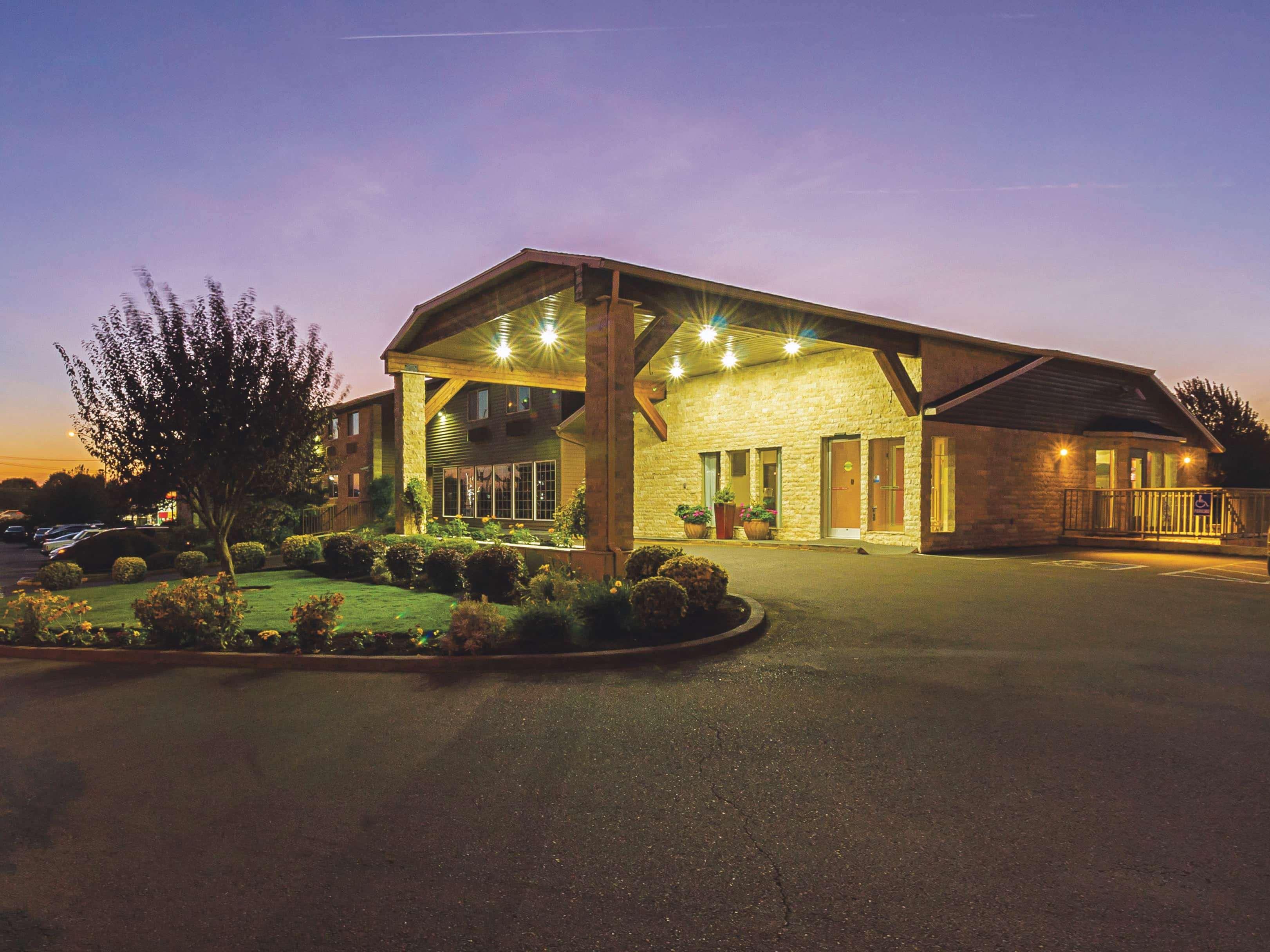 La Quinta By Wyndham Woodburn Hotel Bagian luar foto