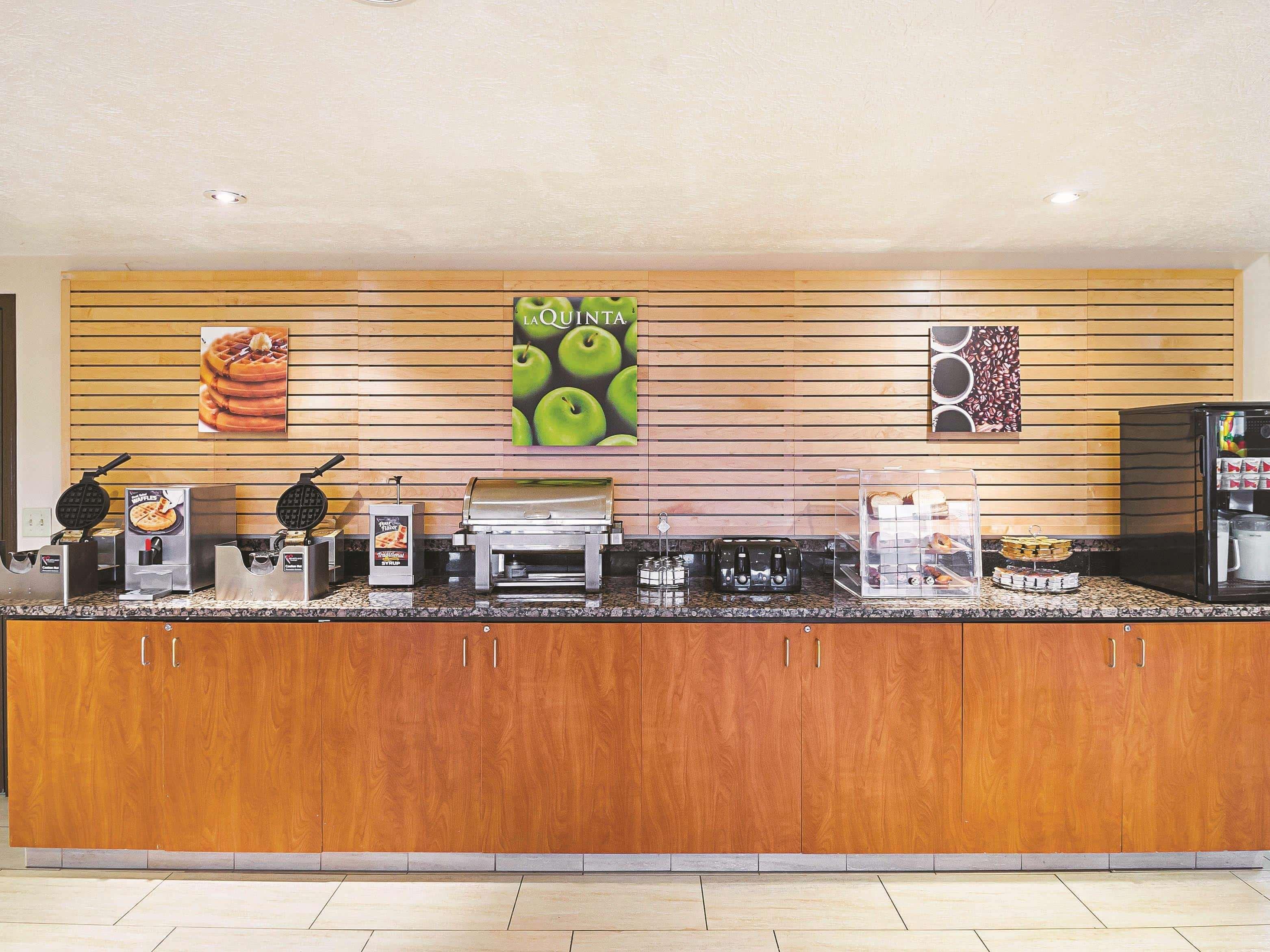 La Quinta By Wyndham Woodburn Hotel Bagian luar foto